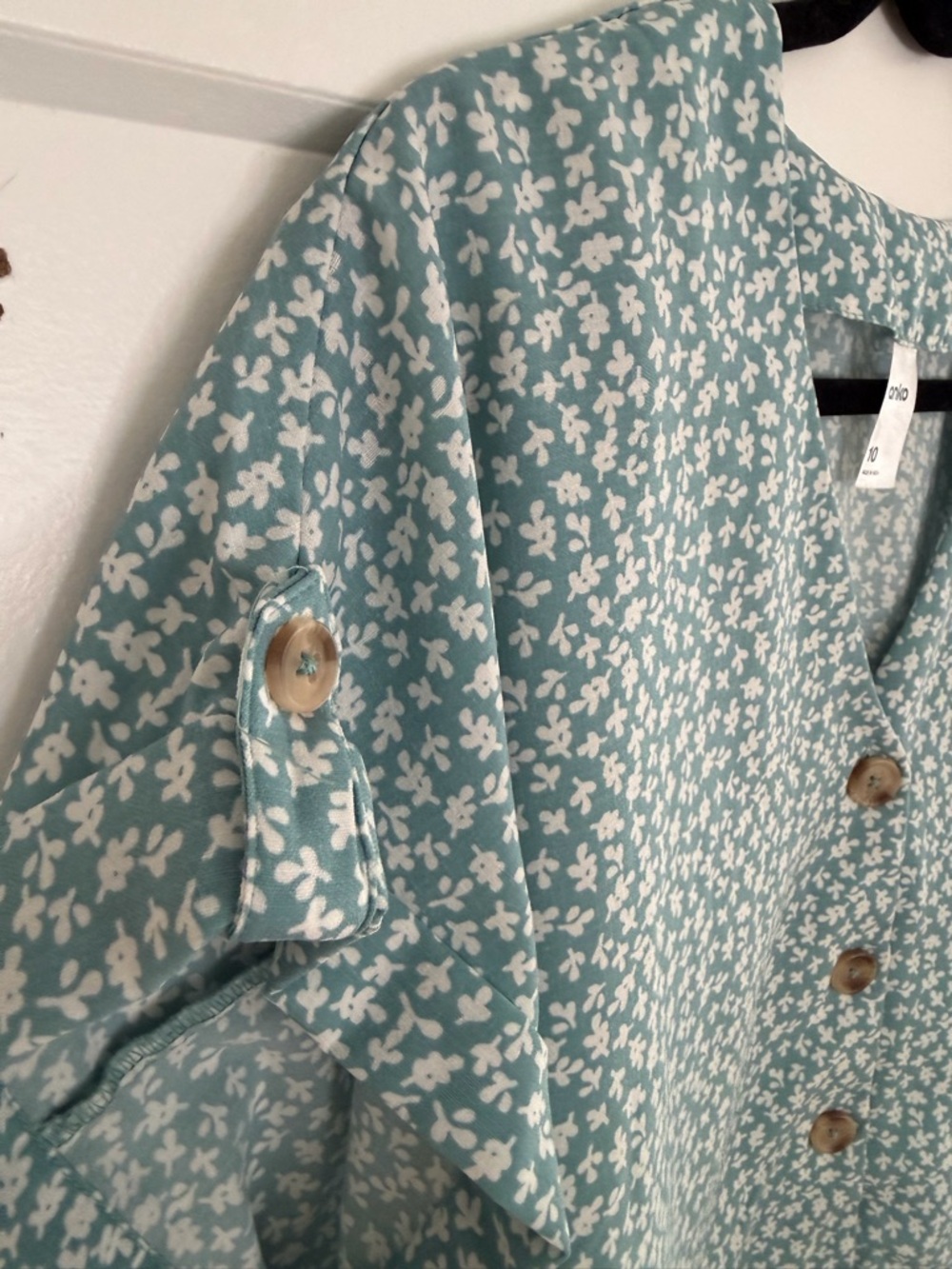 Floral Button-Front V-Neck Top - Picture 4 of 5
